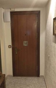 Puerta de entrada después de lacar